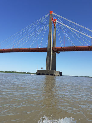 Puente atirantado con pilares de concreto sobre el agua