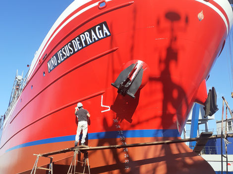 Barco Marques de Fraga en dique para protección catódica
