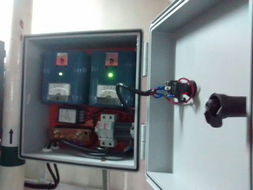 Panel eléctrico abierto con módulos y luces verdes