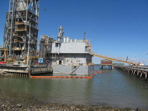 Planta industrial y plataforma flotante en muelle