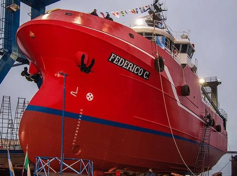 Gran barco rojo Federico C en un astillero