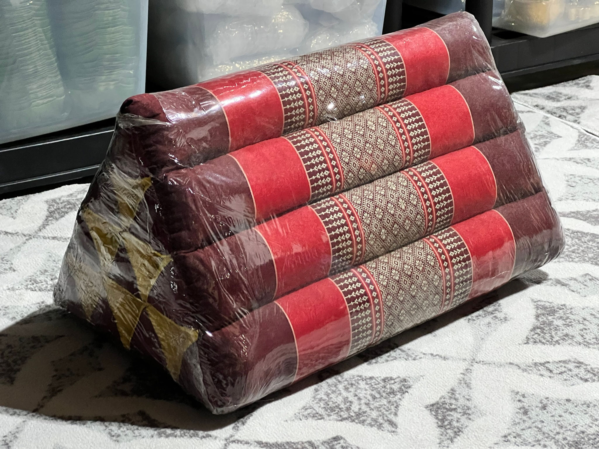 หมอนอิงสามเหลี่ยมขิด 10 ช่อง 