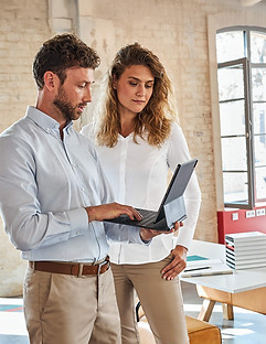 dame en heer gekleed in mooie zandkleurige chine en blouses van het mer Greiff