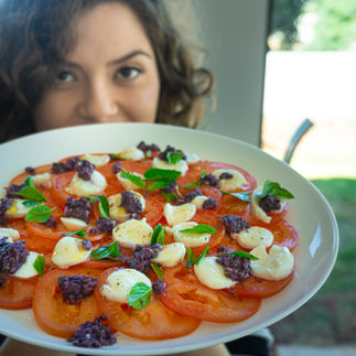 Salada de Tomate com Muçarela de Búfala e Tapenade