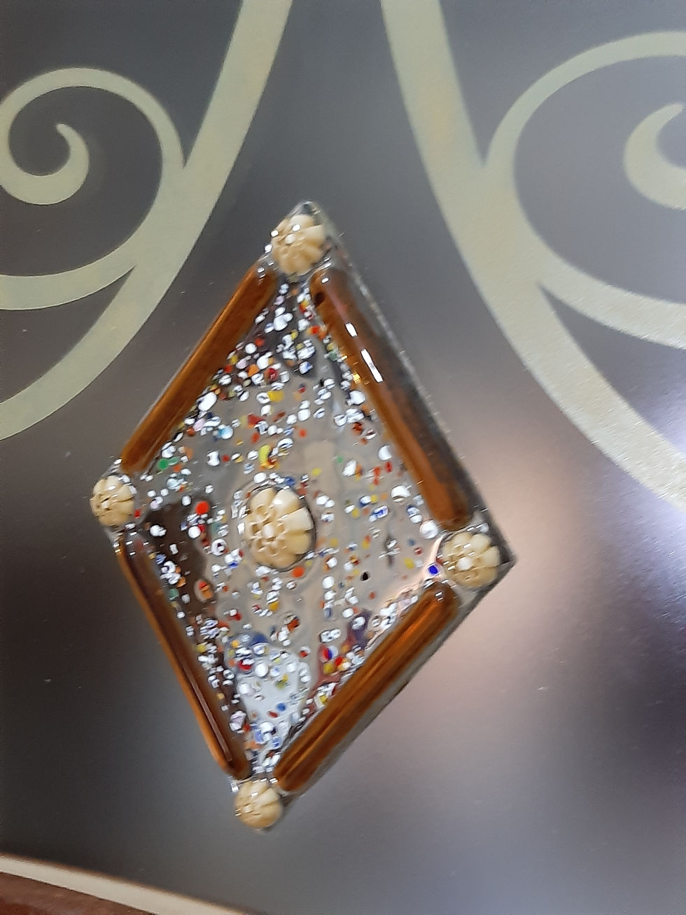  rombo in vetro di Murano con canne e murrine intere e macinate: è un arricchimento alla vetrata!