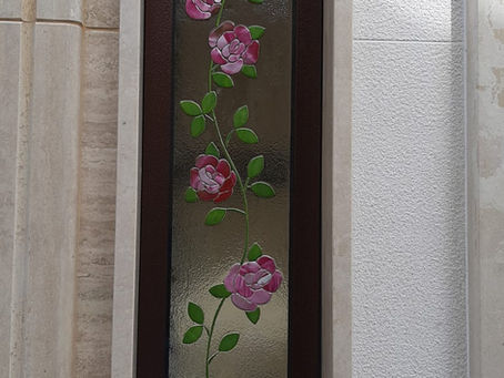 Molto raffinata: vetrate in vetrofusione e vetrate con decoro sabbiato