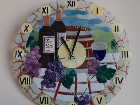 orologio in vetrofusione a rilievo, diam. 50 cm, creato per la Cantina Sociale La Vite di Riesi