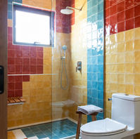 Salle de bains faïence colorée dessin sur mesure architecte d'intérieur Paris 16e : carrelage zellige bleu turquoise jaune, douche italienne, meuble chêne suspendu, miroir rétroéclairé – rénovation chic AZ DECO 2025