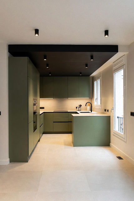Cuisine en U rénovée et optimisée dans un appartement parisien ancien