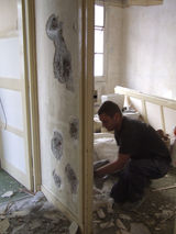 Chantier démolition salle de bains avec WC démonté et murs abîmés – rénovation appartement haussmannien Paris