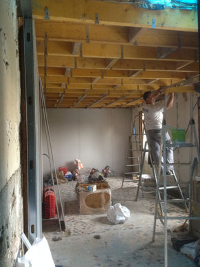 Chantier rénovation Conflans-Sainte-Honorine : pose rails métalliques et isolation jaune pour cloison placo