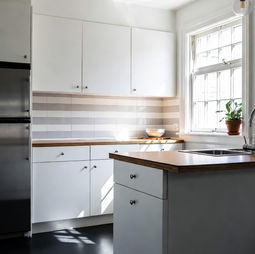 Cuisine blanche plan de travail bois massif noyer Paris 16e Projet Christophe S. : façades blanches mates, plateau noyer 4 cm, crédence carrelage métro, suspension ampoules Edison – AZ DECO 2025