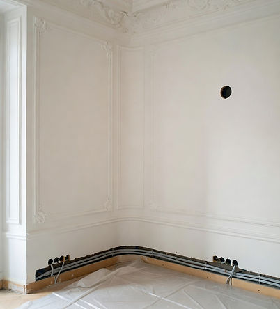 Réseaux électriques encastrés et câbles en attente, préparés pour une installation électrique conforme et durable lors d’une rénovation complète.