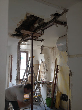 Rénovation ciblée salle de bains Paris 16e 7e : dépose plafond ancien haussmannien, pose étais soutien temporaire structure, préparation faux plafond futur, contraintes bâti copropriété