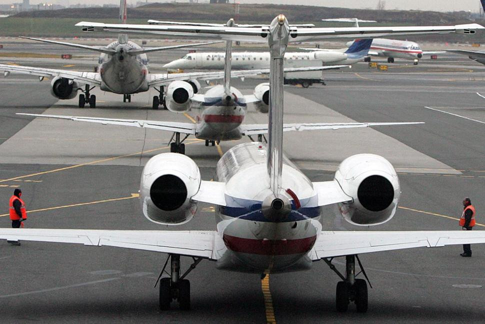 Aviones en rampa de salida del aeropuerto