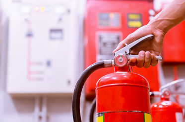 feche-acima-do-extintor-de-incendio-e-do