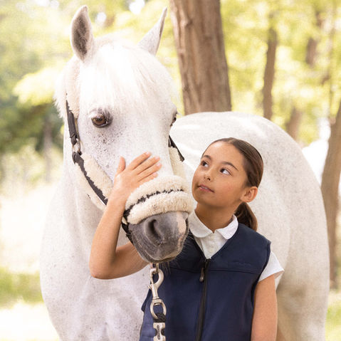Moment de tendresse entre enfant et son cheval en extérieur à Garches