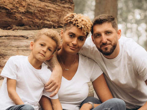 Photo naturelle d’une famille de trois dans un parc des Hauts-de-Seine