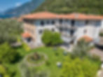 Hotelfassade inmitten von Grünanlagen