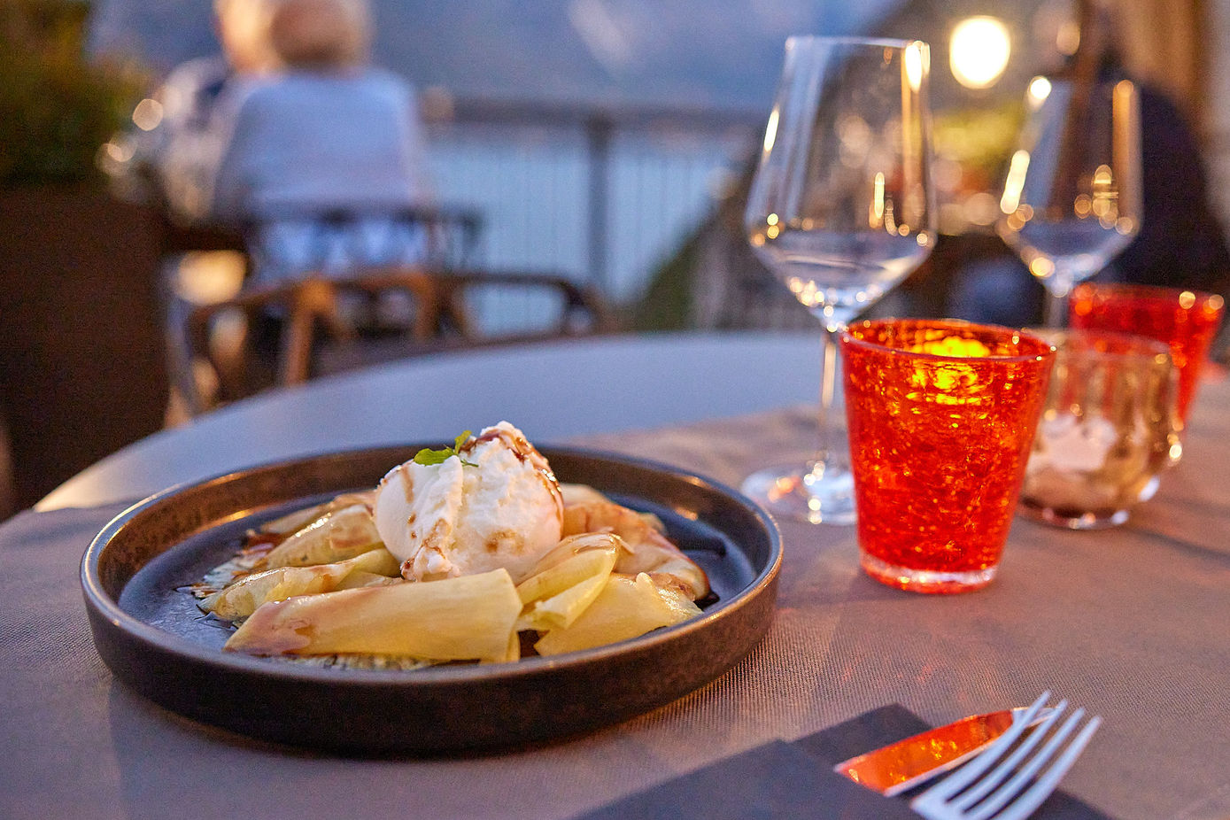 Dessert im Restaurant mit Blick auf den See