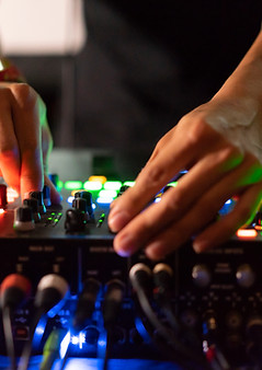 DJ che suona in un evento musicale