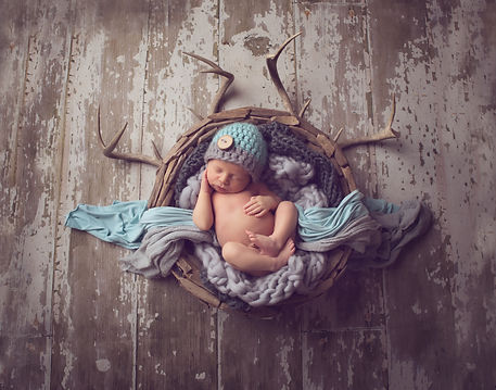 Newborn photography session in Crestview Florida by Sandy Hunt Photography