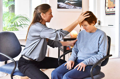 Person in ruhiger Haltung – Hypnose als Weg zu innerer Arbeit und Selbstreflexion