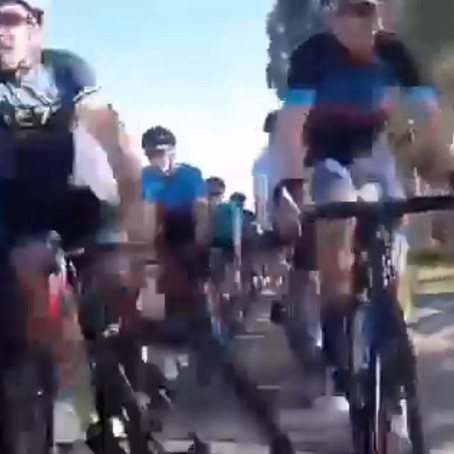 ¡Espeluznante atropello de un grupo de ciclistas!