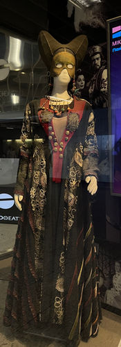 Costume del Teatro Eonikooeatpo di Atene presso la stazione Metro Syntagma