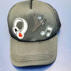 Casquette grise personnalisée avec des patches en forme d'écouteurs, un chat et une double-croche.