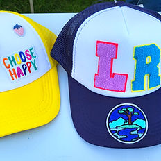 deux casquettes decorées avec des appliques