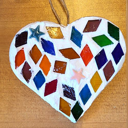 mosaïque en forme de coeur créée par un enfant