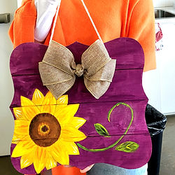 plaque décorative de bienvenue, Fond mauve et un tournesol jaune.