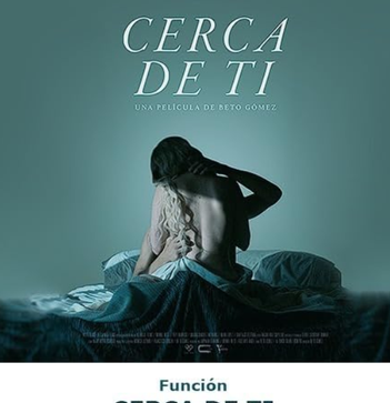 Imagen del largometraje CERCA DE TI (2022), thriller psicológico dirigido por Beto Gómez, protagonizado por Minnie West y Pepe Barroso, que explora la culpa y lo sobrenatural en un entorno costero.