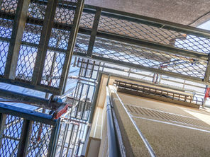 屋根・外壁塗装工事のために設置された足場の施工環境