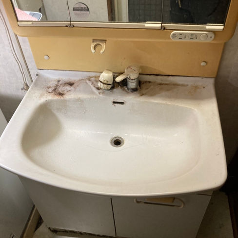 茨城県牛久市の洗面台交換前 古い洗面化粧台の水栓周りに汚れや劣化が見られる状態