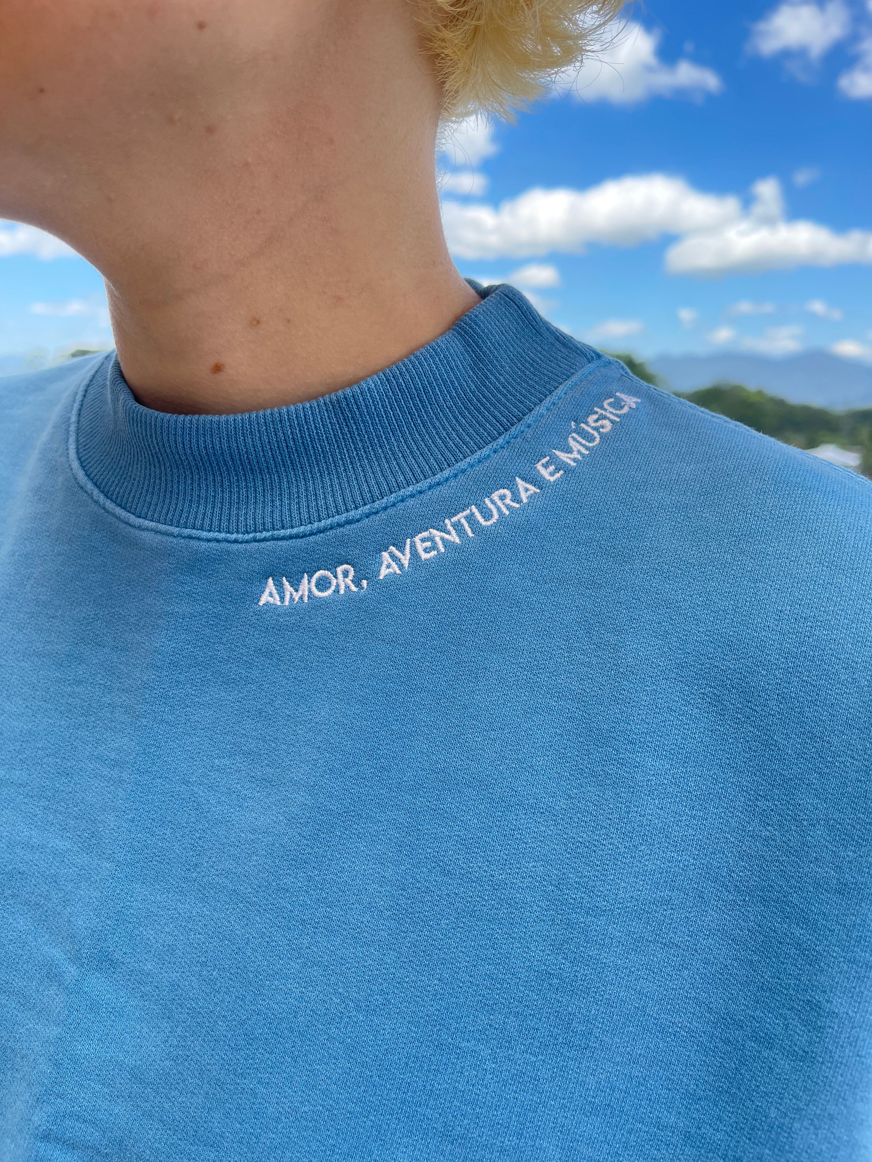 Camiseta Oversized (Gola Alta) - Amor, Aventura e Música