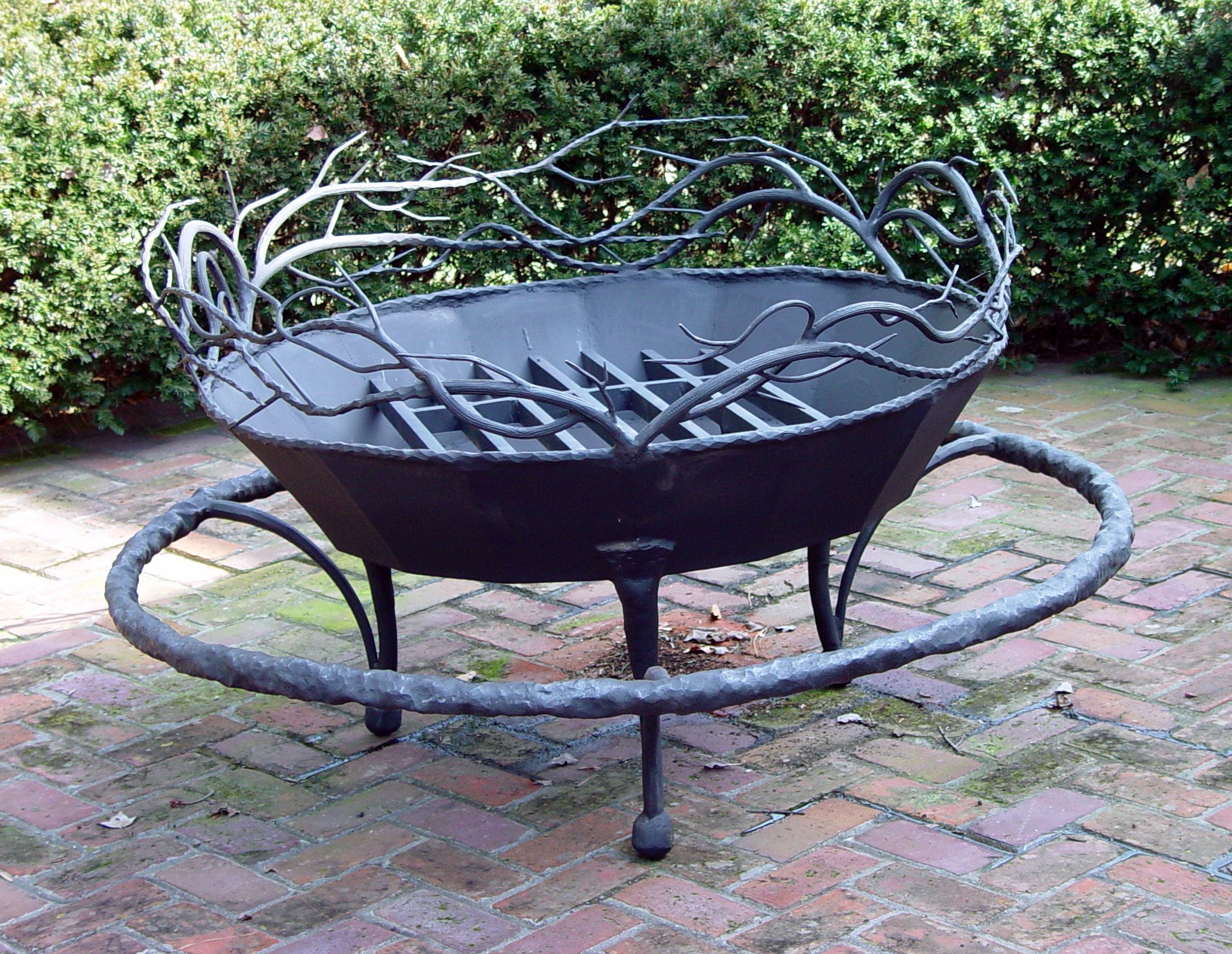 Kaviar forge fire pit