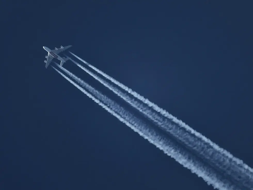 Contrails single plane.webp