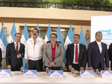 Presidenta Castro condecora a exmandatarios que acompañaron al pueblo en el Golpe de Estado