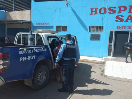 Mujer a punto de dar a luz es trasladada por agentes policiales hacia un centro asistencial