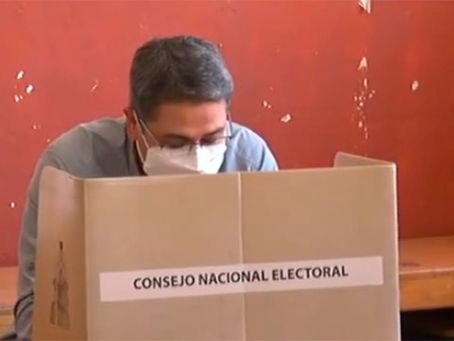 Presidente Hernández ejerce el sufragio en Gracias Lempira