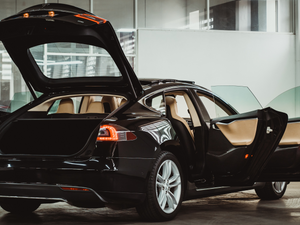 Tesla S 85 Lat drt portas aberta luzes mat-.png