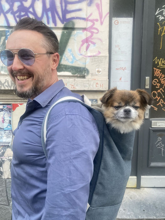 Interim Manager Dejan Kosmatin privat in Hamburg mit Hund im Rucksack.