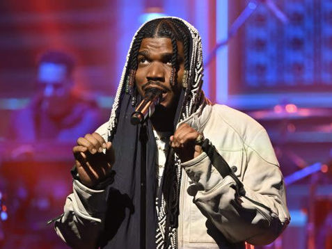 Rapper Smino voert medley van ‘Luv 4 Rent’ uit op Jimmy Fallon’s The Tonight Show (video)