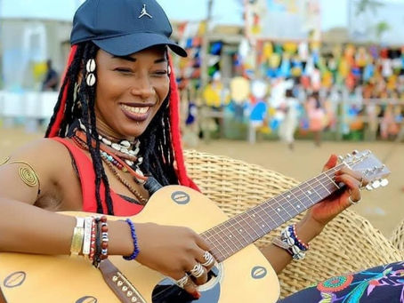 Zangeres Fatoumata Diawara brengt een stukje van de Malinese muzikale cultuur naar Paradiso