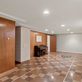 Game Room w/Shuffleboard - Walkout Basement