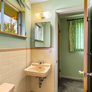 3/4 Master Bathroom - Main Floor