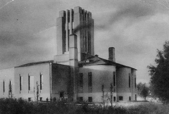 Das 1926 aus dem Kirchengebäude auf dem Neuen Donskoi-Friedhof umgebaute erste Massenkrematorium der UdSSR; im Altarraum befanden sich die Öfen.