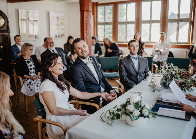 Hochzeitsfotografie Brautstrauß Hochzeiten Limburg Standesamt Standesamtliche Hochzeit Yes Hochzeitsfeier Hochzeitslocation Limburg Fotografie Fotografin Fotograf Brautpaar Shooting First Look Wedding Location Shooting Getting Ready Deko Hochzeitsdekoration Hochzeitsdetails Fotoshooting Hochzeit
Limburg Weilburg Beselich Runkel Waldbrunn Diez Montabaur Weilburg Dornburg Elsoff Mengerskirchen Hessen Rheinland Pfalz